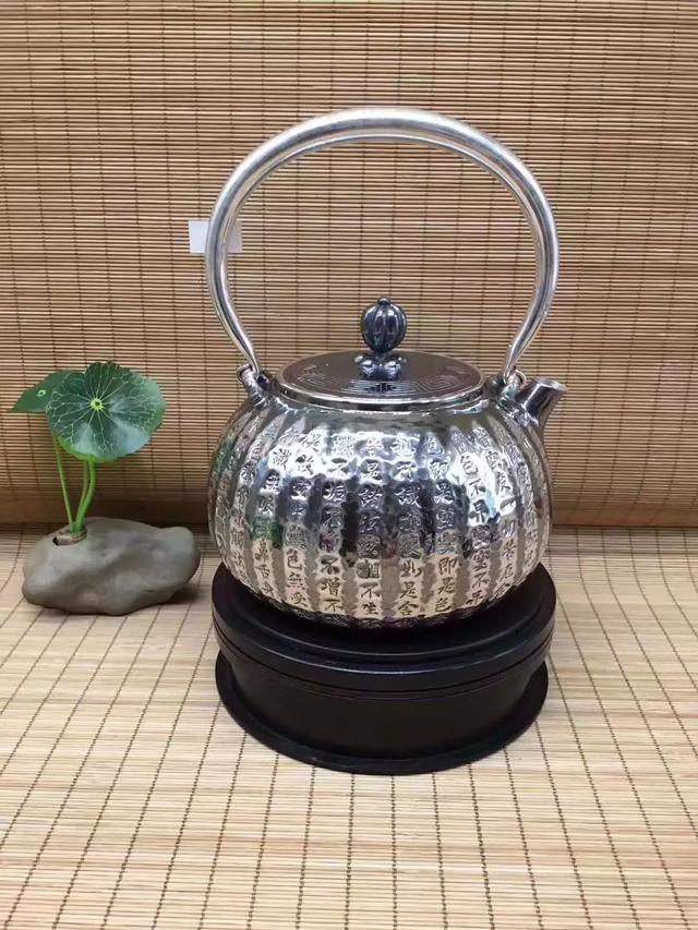 用银杯子喝水的好处与坏处，银杯子喝水的好处与坏处（用“银壶”喝水的人为什么长寿）