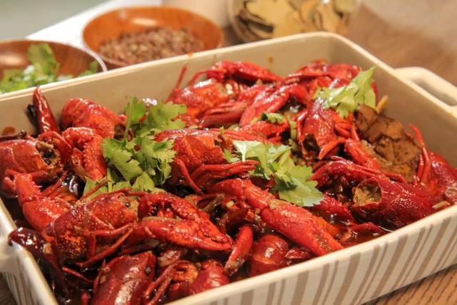 小龙虾要用盐水泡吗，小龙虾清洗需要放盐吗（小龙虾清洗用放盐水吗）