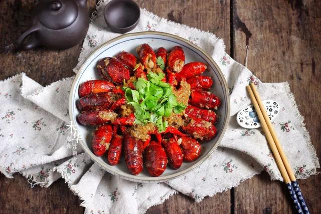 小龙虾要用盐水泡吗，小龙虾清洗需要放盐吗（小龙虾清洗用放盐水吗）