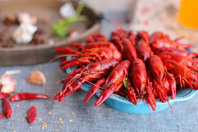 小龙虾要用盐水泡吗，小龙虾清洗需要放盐吗（小龙虾清洗用放盐水吗）