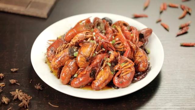 小龙虾要用盐水泡吗，小龙虾清洗需要放盐吗（小龙虾清洗用放盐水吗）