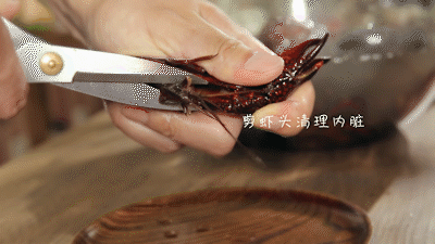 小龙虾要用盐水泡吗，小龙虾清洗需要放盐吗（小龙虾清洗用放盐水吗）