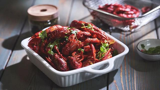 小龙虾要用盐水泡吗，小龙虾清洗需要放盐吗（小龙虾清洗用放盐水吗）