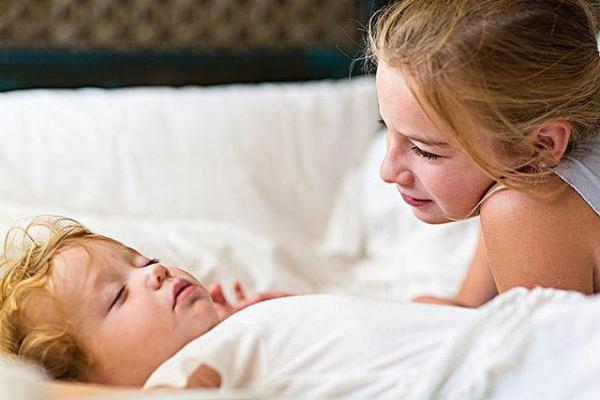 婴儿为什么一到晚上就哭闹，婴儿为什么一到晚上就哭闹呢（多是这三点出了问题）