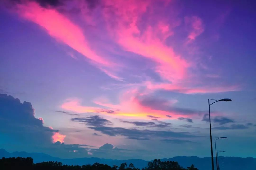 城市热岛效应是指城市中的气温明显高于，城市热岛效应是指城市中的气温明显（这边清新自然）