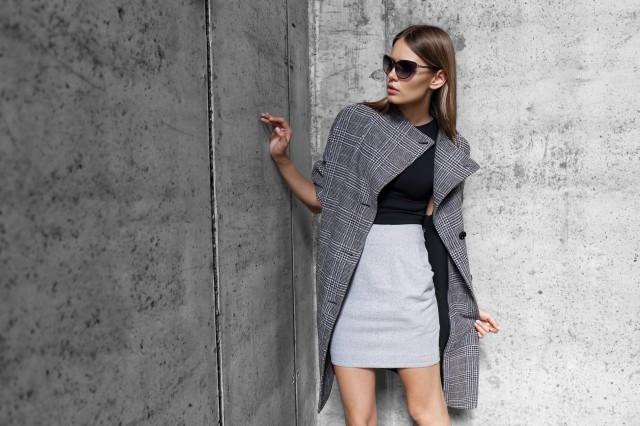 适合黑皮肤的衣服颜色，黑皮肤适合穿什么颜色的衣服（皮肤黑适合穿什么颜色的衣服）