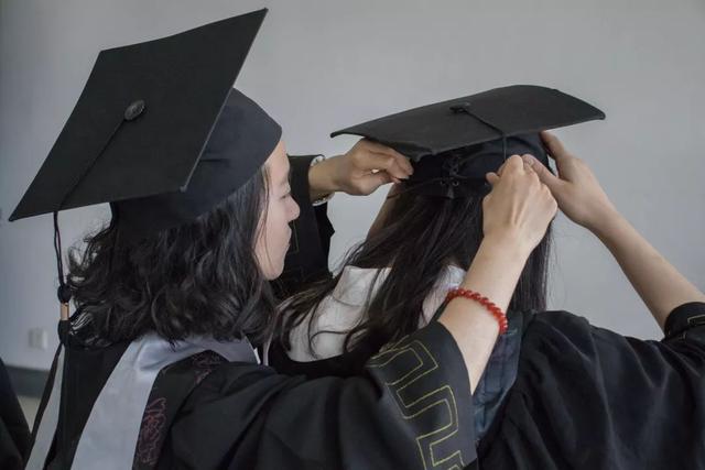 学士服怎么穿，学士服怎么穿领带（学位服的穿搭文化你了解吗）