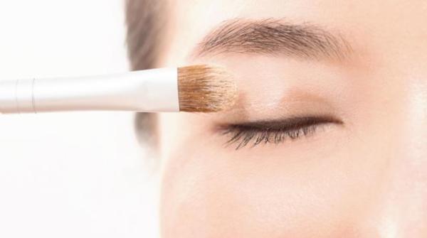 眼影到底该怎么画，眼影到底该怎么画呢（如何画好看又干净的眼妆）