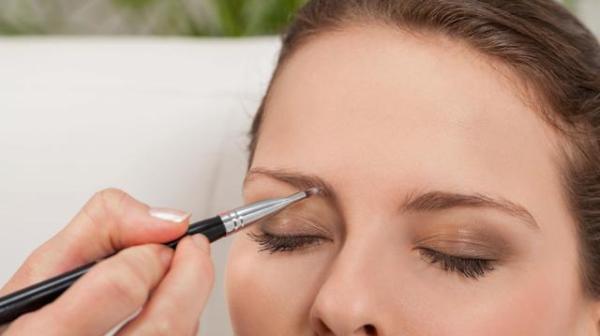 眼影到底该怎么画，眼影到底该怎么画呢（如何画好看又干净的眼妆）