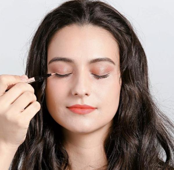 眼影到底该怎么画，眼影到底该怎么画呢（如何画好看又干净的眼妆）