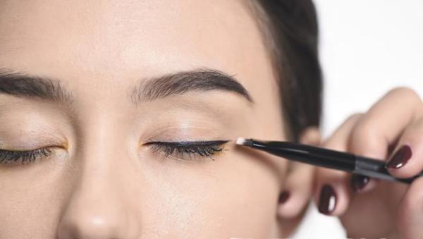 眼影到底该怎么画，眼影到底该怎么画呢（如何画好看又干净的眼妆）