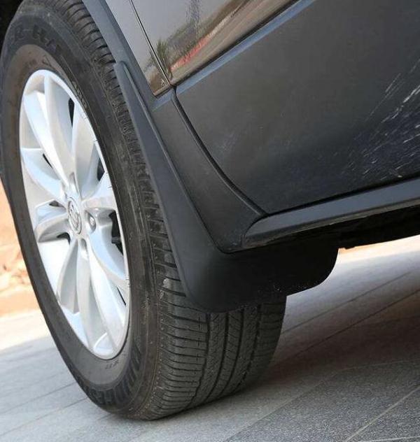 汽车轮胎上面的护板叫什么(轮胎上面的护挡板叫什么) - 生活 - 布条