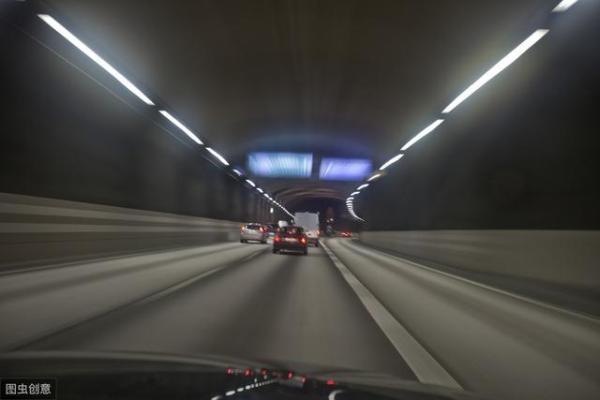 开夜车是什么意思，开夜车注意哪些（见黑停下来”什么意思）