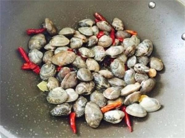 花蛤炒几分钟能炒熟，花蛤炒多长时间（只要5分钟就能轻易搞定）