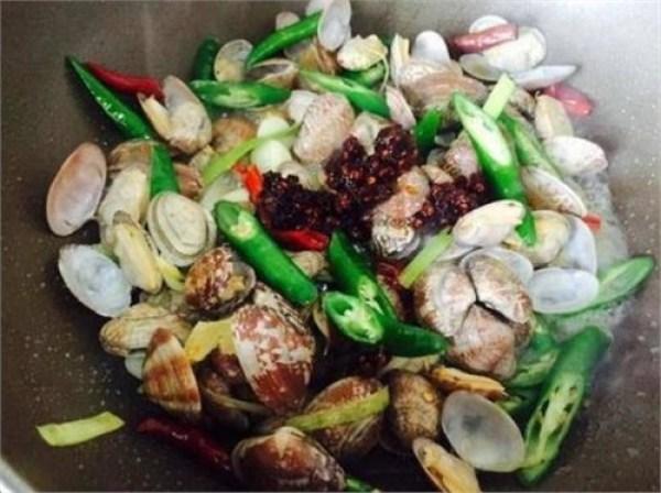 花蛤炒几分钟能炒熟，花蛤炒多长时间（只要5分钟就能轻易搞定）