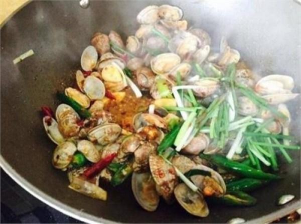 花蛤炒几分钟能炒熟，花蛤炒多长时间（只要5分钟就能轻易搞定）