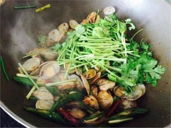 花蛤炒几分钟能炒熟，花蛤炒多长时间（只要5分钟就能轻易搞定）