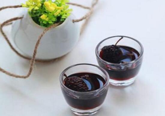 一斤桑葚泡几斤白酒，桑葚酒男人喝了壮阳吗（桑葚用什么酒泡最好）