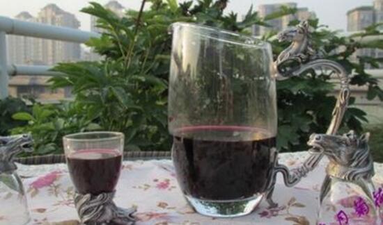 一斤桑葚泡几斤白酒，桑葚酒男人喝了壮阳吗（桑葚用什么酒泡最好）