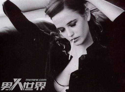 离婚女人想睡男人的暗示，为什么离过婚的女人很多男人想睡（揭秘女人很想要的动作暗示）