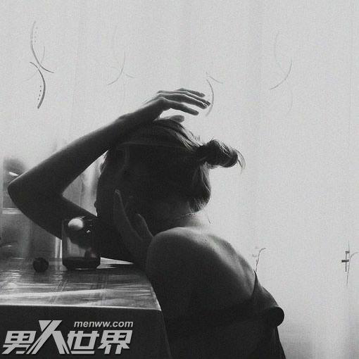 离婚女人想睡男人的暗示，为什么离过婚的女人很多男人想睡（揭秘女人很想要的动作暗示）