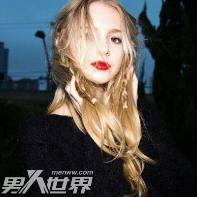 离婚女人想睡男人的暗示，为什么离过婚的女人很多男人想睡（揭秘女人很想要的动作暗示）