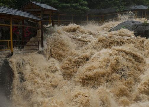 梦到下大雨涨大水预示着什么，梦见下雨涨大水是什么意思（梦见山洪爆发）