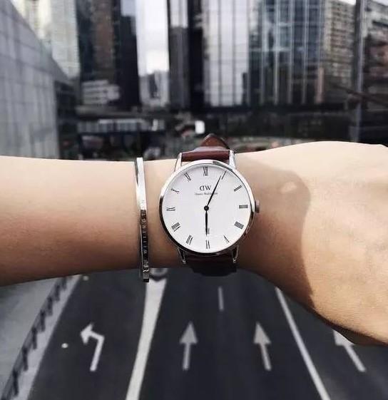 dw手表是什么档次，dw表算是什么档次（戴DW手表这丢人吗）