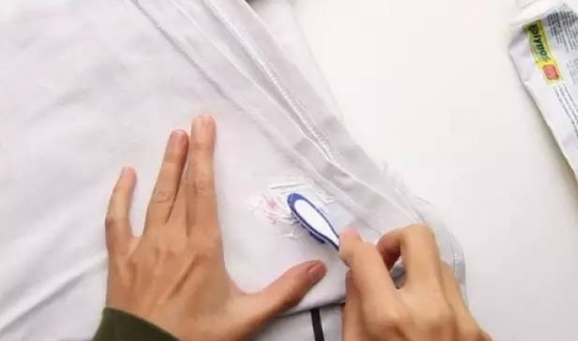 洗衣服污渍的小妙招，赶紧分享给您家人朋友