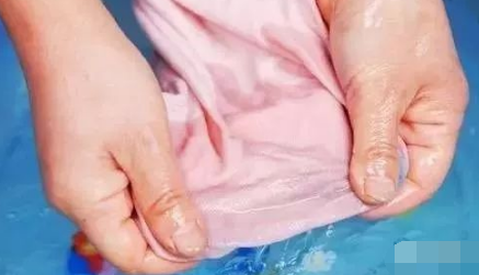 洗衣服污渍的小妙招，赶紧分享给您家人朋友