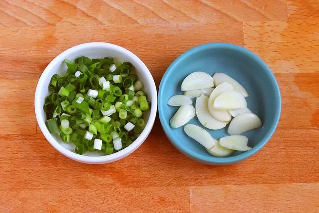 素炒茄子洋葱做法，红烧茄子洋葱的做法（夏季必吃的番茄）