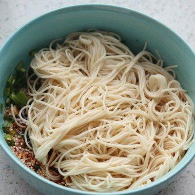 快试试这个酱汁浓郁的酸辣凉拌面，灵魂酸辣酱凉拌面这样做百吃不腻