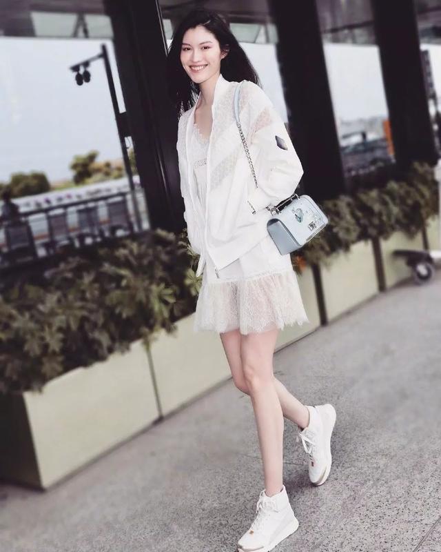 密室逃脱绝境四迷失森林攻略第一关Jimmy，密室逃脱绝境系列4迷失森林通关流程攻略（运动鞋，还能穿出什么花儿）