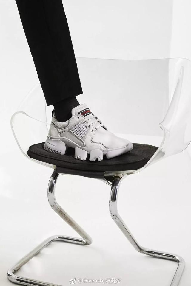 密室逃脱绝境四迷失森林攻略第一关Jimmy，密室逃脱绝境系列4迷失森林通关流程攻略（运动鞋，还能穿出什么花儿）