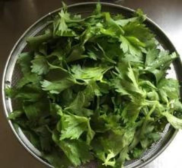 芹菜花生米凉菜怎么做 芹菜花生米凉菜的营养价值，芹菜花生米凉菜怎么做（芹菜叶拌花生米这样做）