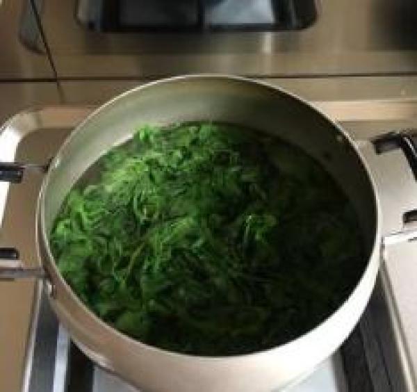 芹菜花生米凉菜怎么做 芹菜花生米凉菜的营养价值，芹菜花生米凉菜怎么做（芹菜叶拌花生米这样做）