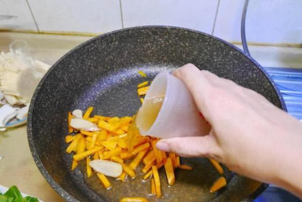 大厨教你做素炒面，大厨教你这道家常时蔬炒面