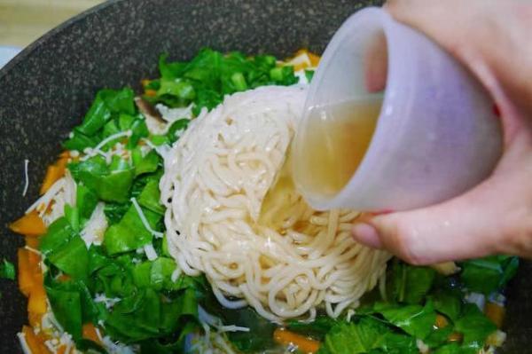 大厨教你做素炒面，大厨教你这道家常时蔬炒面