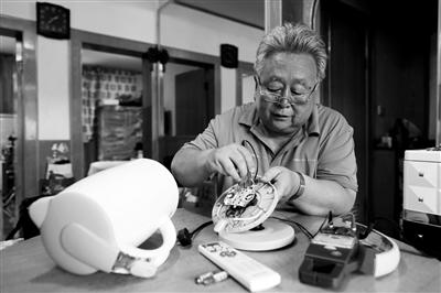 西安临潼家电维修拆装师傅 5年免费修家电 临潼六旬老人被赞“及时雨”