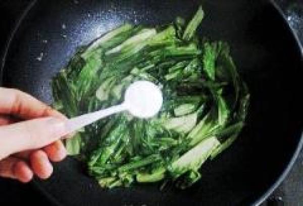 蒜蓉油麦菜的家常做法，蒜蓉油麦菜的正确做法（蒜蓉油麦菜这样做）