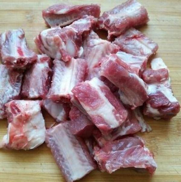 萝卜炖排骨的做法步骤，排骨炖萝卜的简单做法（萝卜排骨汤这样做）