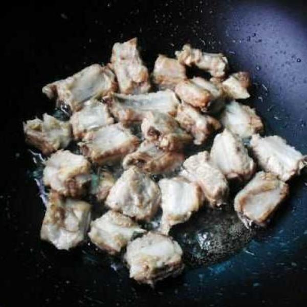 萝卜炖排骨的做法步骤，排骨炖萝卜的简单做法（萝卜排骨汤这样做）