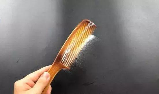 小苏打用法小妙招，小苏打抹在梳子上太厉害了