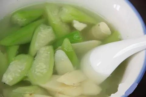 冰淇淋吃多了的危害，冰淇淋吃多了的危害有多大（夏天给孩子吃冷饮）