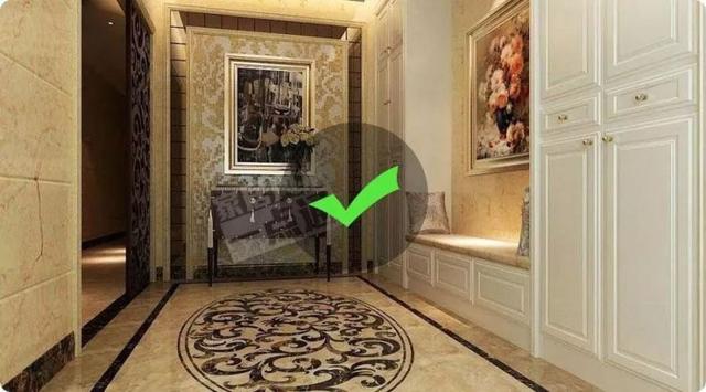 卫生间一开门是镜子，洗手间开门见镜怎么处理（进门第一眼就决定了运势好坏）