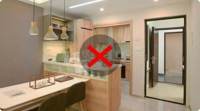 卫生间一开门是镜子，洗手间开门见镜怎么处理（进门第一眼就决定了运势好坏）