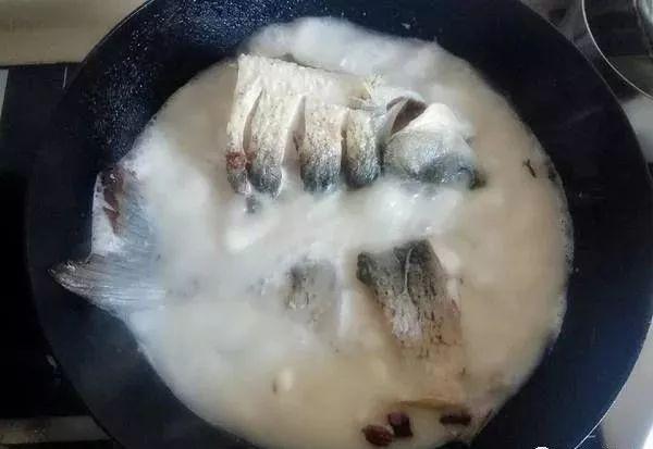 鱼怎么去除腥味，鱼怎么去腥味（鱼肉去腥不能只用葱姜料酒）