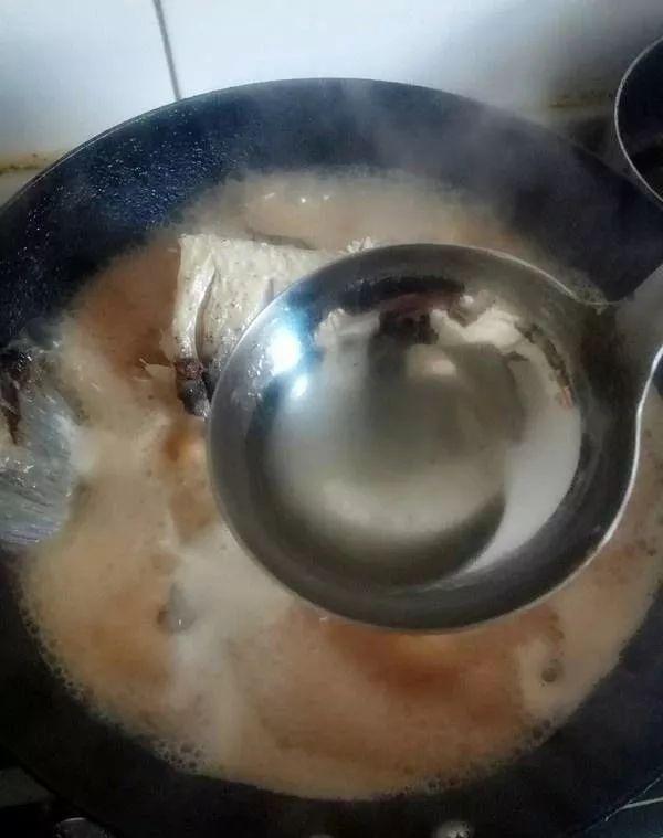 鱼怎么去除腥味，鱼怎么去腥味（鱼肉去腥不能只用葱姜料酒）