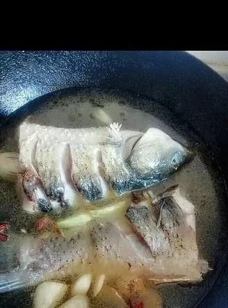 鱼怎么去除腥味，鱼怎么去腥味（鱼肉去腥不能只用葱姜料酒）