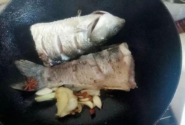 鱼怎么去除腥味，鱼怎么去腥味（鱼肉去腥不能只用葱姜料酒）